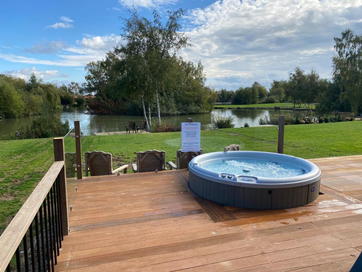 Widgeon Bespoke Cabin Is Lakeside With Private Fishing Peg, Hot Tub Situated At Tattershall Lakes Country Park ภายนอก รูปภาพ