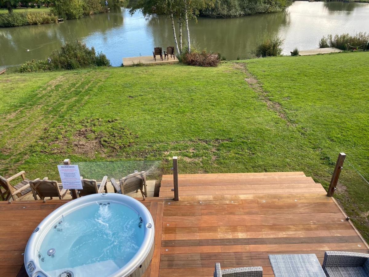 Widgeon Bespoke Cabin Is Lakeside With Private Fishing Peg, Hot Tub Situated At Tattershall Lakes Country Park ภายนอก รูปภาพ