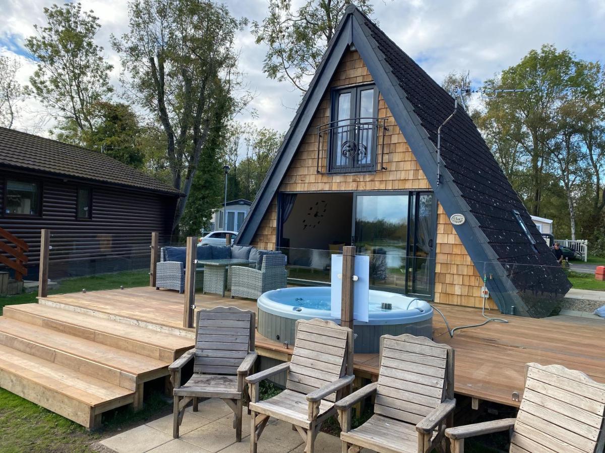 Widgeon Bespoke Cabin Is Lakeside With Private Fishing Peg, Hot Tub Situated At Tattershall Lakes Country Park ภายนอก รูปภาพ