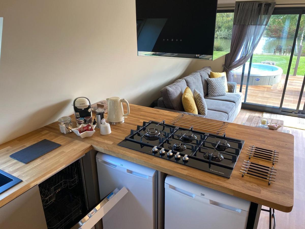 Widgeon Bespoke Cabin Is Lakeside With Private Fishing Peg, Hot Tub Situated At Tattershall Lakes Country Park ภายนอก รูปภาพ