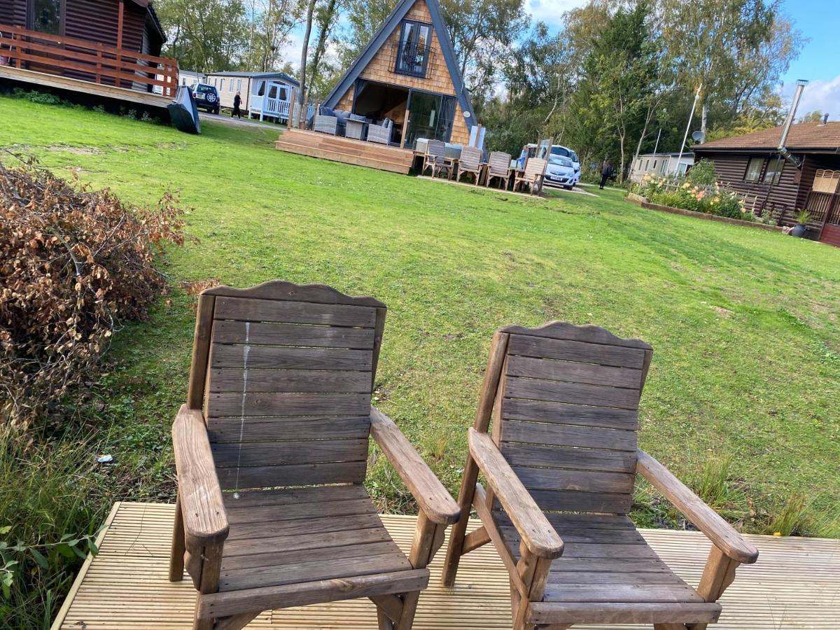 Widgeon Bespoke Cabin Is Lakeside With Private Fishing Peg, Hot Tub Situated At Tattershall Lakes Country Park ภายนอก รูปภาพ
