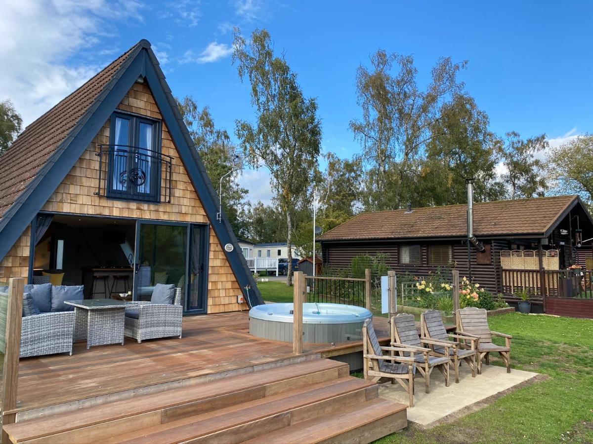 Widgeon Bespoke Cabin Is Lakeside With Private Fishing Peg, Hot Tub Situated At Tattershall Lakes Country Park ภายนอก รูปภาพ