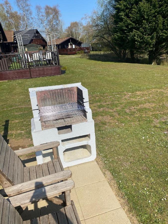 Widgeon Bespoke Cabin Is Lakeside With Private Fishing Peg, Hot Tub Situated At Tattershall Lakes Country Park ภายนอก รูปภาพ